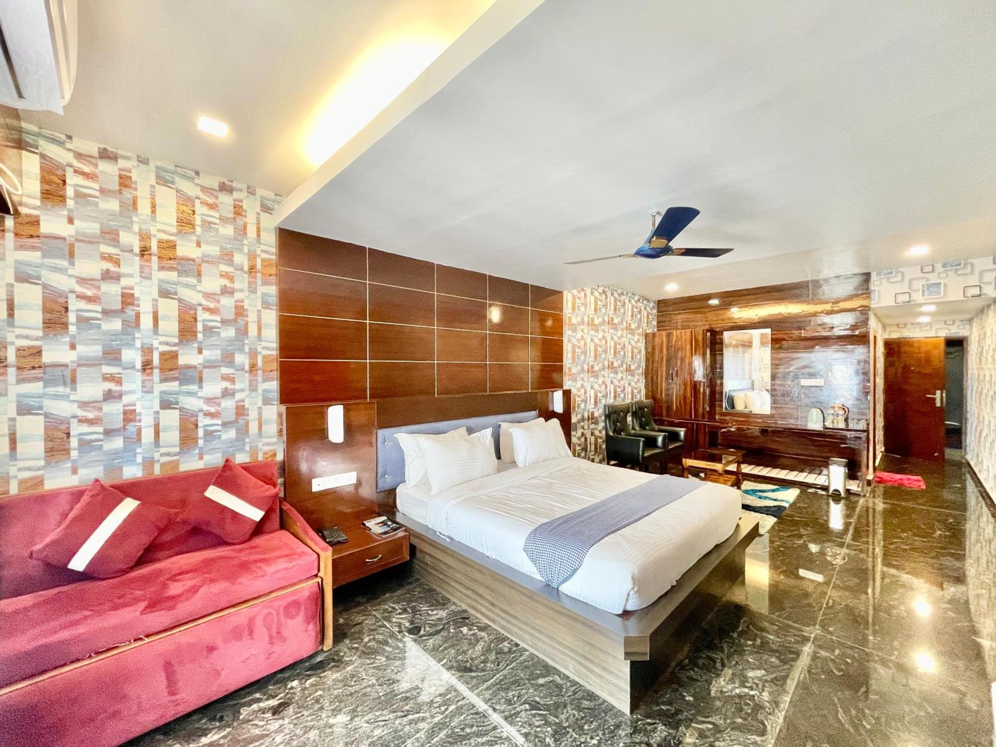 Hotel V-I Near Sea , Puri Private-Park -Gym-Spa Fully-Airconditioned-Hotel Lift-And-Parking-Facilities Breakfast-Included 外观 照片