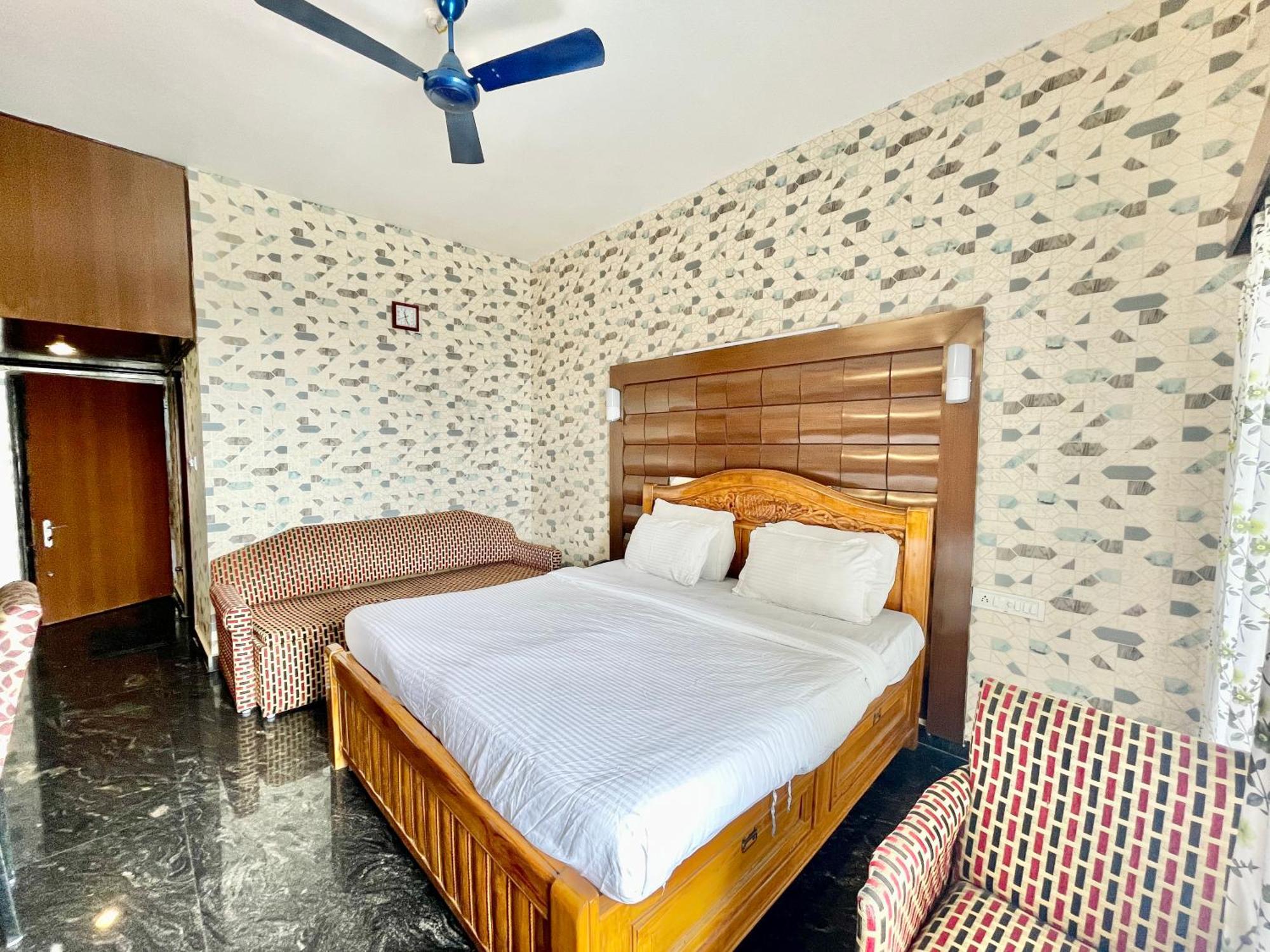Hotel V-I Near Sea , Puri Private-Park -Gym-Spa Fully-Airconditioned-Hotel Lift-And-Parking-Facilities Breakfast-Included 外观 照片