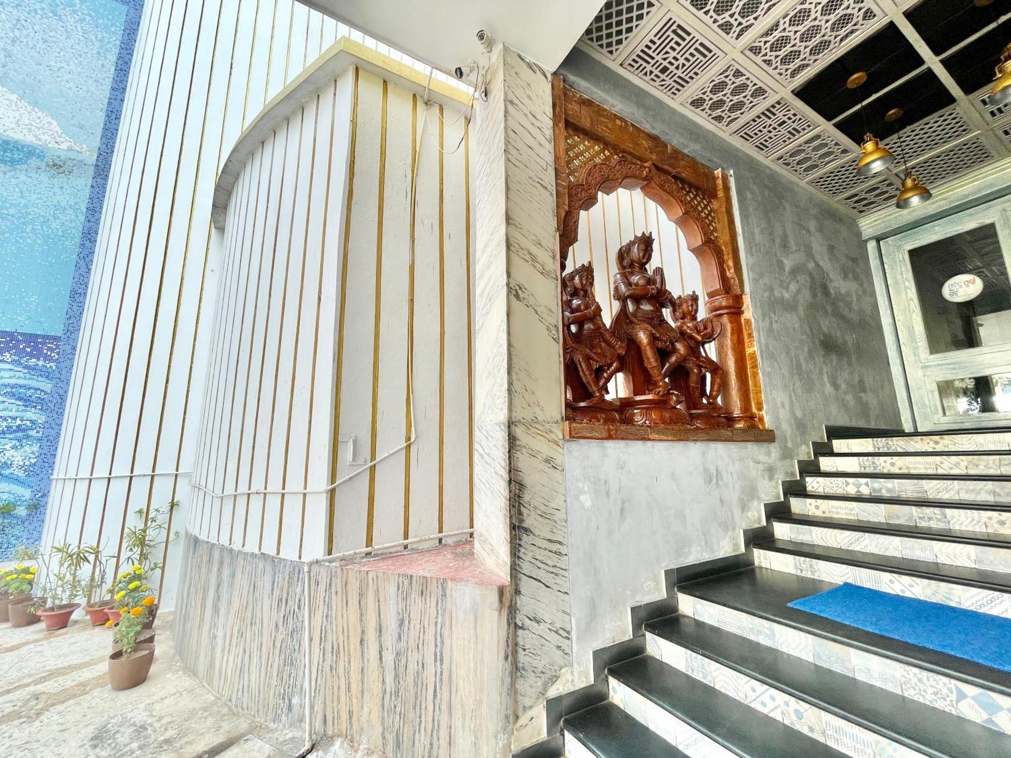 Hotel V-I Near Sea , Puri Private-Park -Gym-Spa Fully-Airconditioned-Hotel Lift-And-Parking-Facilities Breakfast-Included 外观 照片