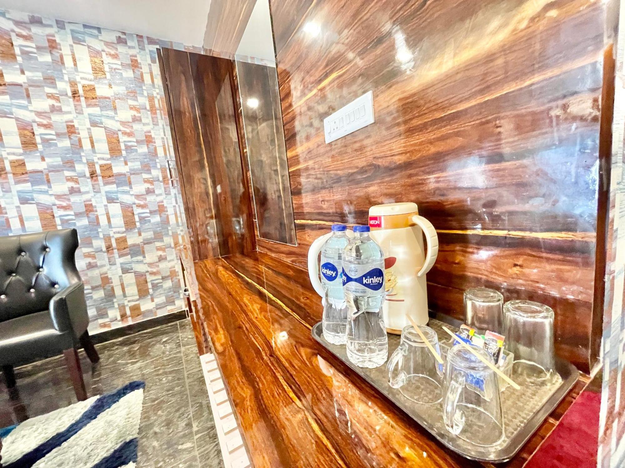 Hotel V-I Near Sea , Puri Private-Park -Gym-Spa Fully-Airconditioned-Hotel Lift-And-Parking-Facilities Breakfast-Included 外观 照片