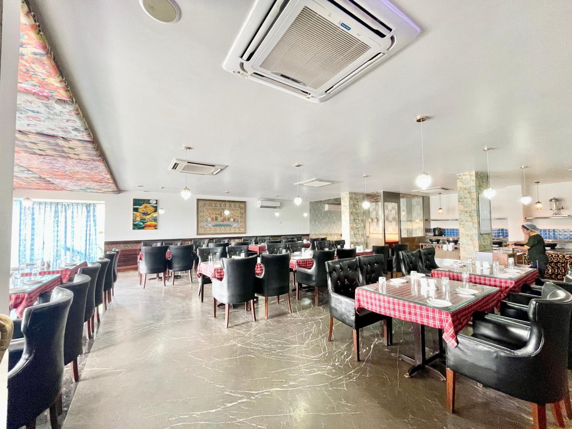 Hotel V-I Near Sea , Puri Private-Park -Gym-Spa Fully-Airconditioned-Hotel Lift-And-Parking-Facilities Breakfast-Included 外观 照片