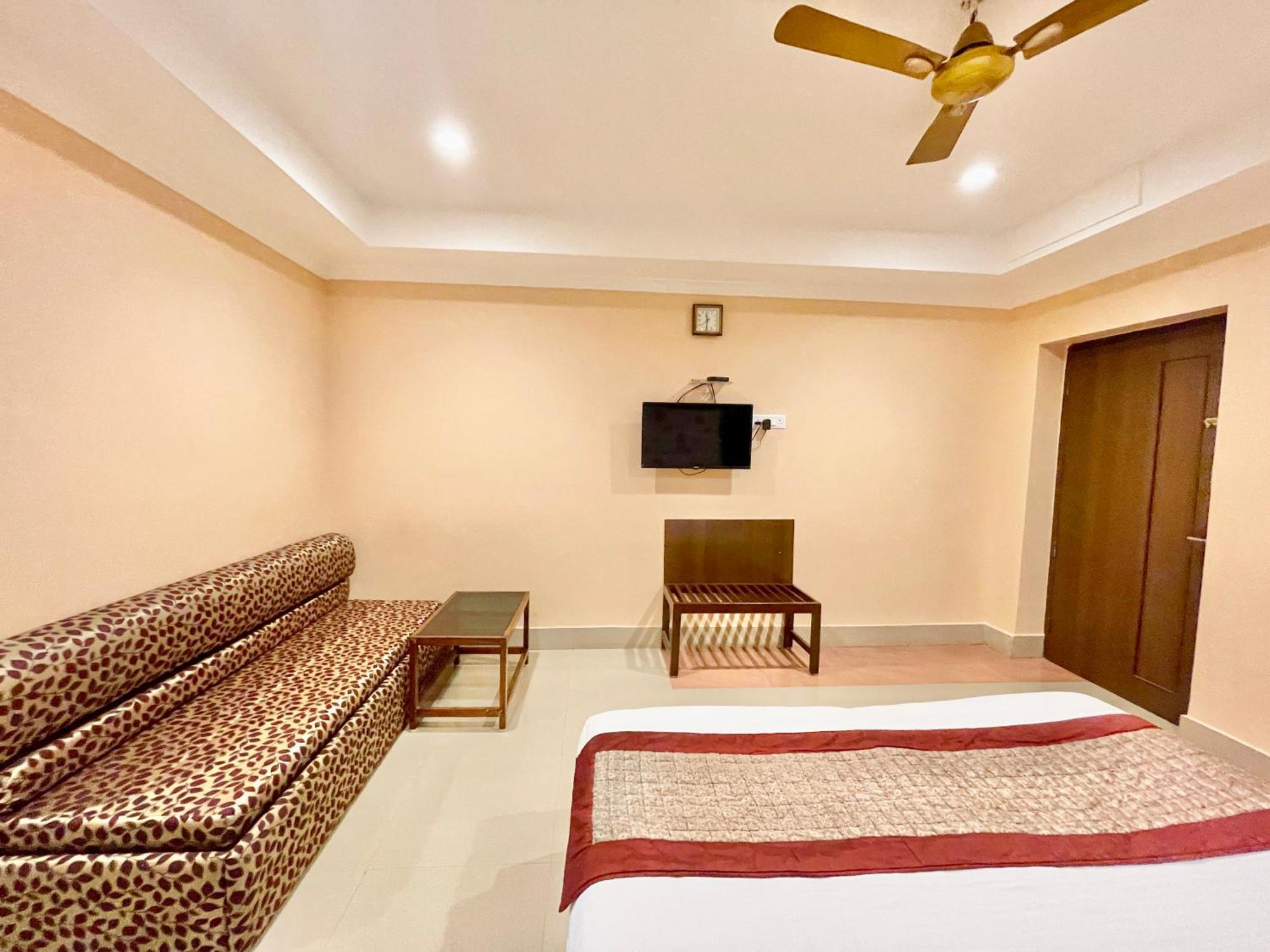 Hotel V-I Near Sea , Puri Private-Park -Gym-Spa Fully-Airconditioned-Hotel Lift-And-Parking-Facilities Breakfast-Included 外观 照片