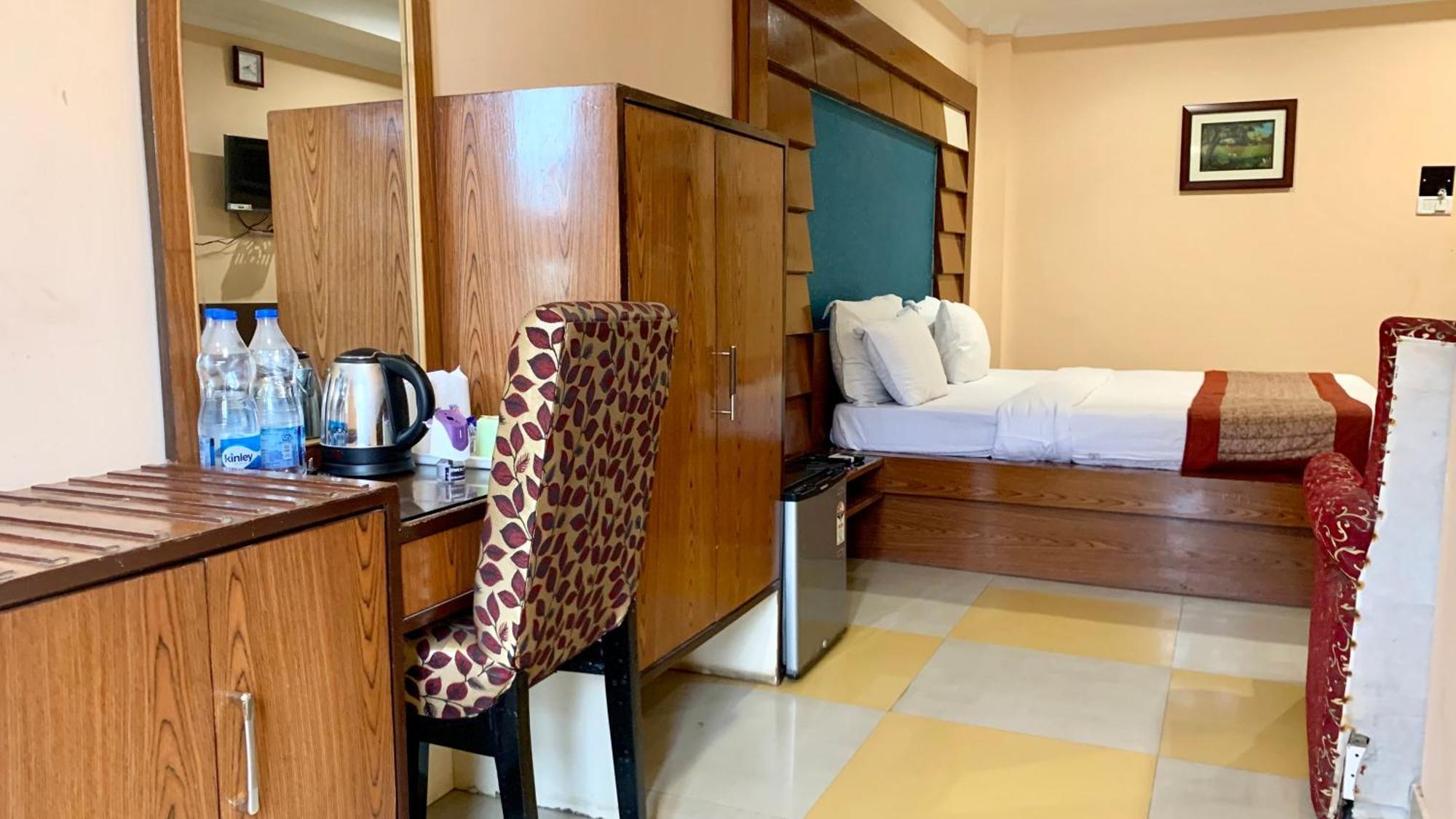 Hotel V-I Near Sea , Puri Private-Park -Gym-Spa Fully-Airconditioned-Hotel Lift-And-Parking-Facilities Breakfast-Included 外观 照片