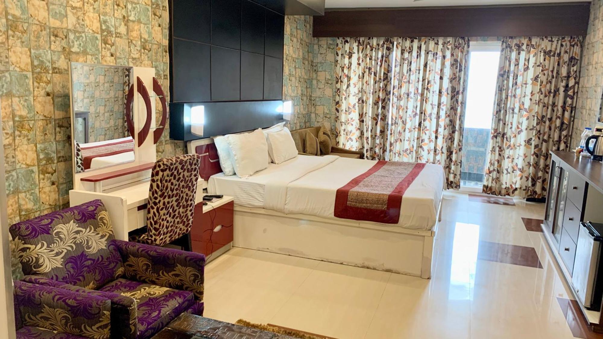 Hotel V-I Near Sea , Puri Private-Park -Gym-Spa Fully-Airconditioned-Hotel Lift-And-Parking-Facilities Breakfast-Included 外观 照片