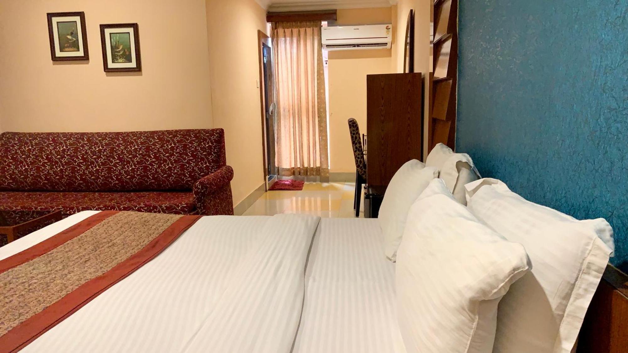 Hotel V-I Near Sea , Puri Private-Park -Gym-Spa Fully-Airconditioned-Hotel Lift-And-Parking-Facilities Breakfast-Included 外观 照片